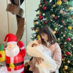 Mai Hakase Instagram - Merry Christmas🎄 今年はサンタの役目も無事できました🎅 息子に1ヶ月前からサンタさんになにもらうの？て聞いてたら、「チョコレート」しか言わなかったので、 サンタさんにはトミカのチョコとパウパトロールのチョコを頼みました😁 子供ができたらクリスマスは子供のための日になりますねー😆🪅 載せれるクリスマスらしい写真全然ないので、 退院した日に娘とクリスマスツリーの前で撮った写真を🥰 #merrychristmas