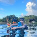 Mai Hakase Instagram - OKINAWA🏝️ 沖縄では毎日プールと海🏝️ 宿泊したリッツカールトンのプール、サンセットの時に行ったのでとても綺麗な写真が撮れました✌️なのでどすっぴんで恥ずかしいですが載せました🤣 息子がプールが好きで早く入りたくて、 浮き輪を持って早く早くと先に行っちゃいます🥺 海は息子今回が初めてでしたが抵抗もなくプール同様楽しんでました🏊私もお腹が大きい妊婦ですがマタニティ水着を着て一緒に泳ぎましたよー☺️透き通った海水で気持ちよかったー🩵 この夏はサマーランドやラグーナテンボス行ったりとプールたくさん行きました🥺 1人目の時のようなゆったり穏やかな妊娠生活とはいかず、 元気な息子と過ごしながらの妊娠生活はなかなか大変ですが、まわりの方々に助けられてなんとかやっていけてます☺️❣️ #妊娠生活 #2人目妊娠中 #男の子ママ #2歳児ママ #okinawa リッツカールトン沖縄