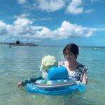 Mai Hakase Instagram - OKINAWA🏝️ 沖縄では毎日プールと海🏝️ 宿泊したリッツカールトンのプール、サンセットの時に行ったのでとても綺麗な写真が撮れました✌️なのでどすっぴんで恥ずかしいですが載せました🤣 息子がプールが好きで早く入りたくて、 浮き輪を持って早く早くと先に行っちゃいます🥺 海は息子今回が初めてでしたが抵抗もなくプール同様楽しんでました🏊私もお腹が大きい妊婦ですがマタニティ水着を着て一緒に泳ぎましたよー☺️透き通った海水で気持ちよかったー🩵 この夏はサマーランドやラグーナテンボス行ったりとプールたくさん行きました🥺 1人目の時のようなゆったり穏やかな妊娠生活とはいかず、 元気な息子と過ごしながらの妊娠生活はなかなか大変ですが、まわりの方々に助けられてなんとかやっていけてます☺️❣️ #妊娠生活 #2人目妊娠中 #男の子ママ #2歳児ママ #okinawa リッツカールトン沖縄