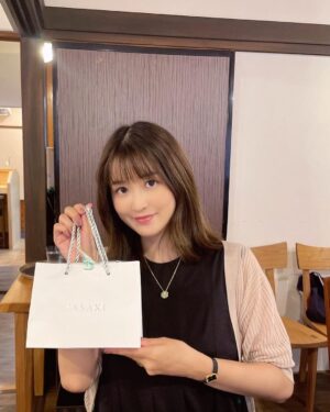 Mai Hakase Instagram - 祖父の白寿（99歳）のお祝いで親族で集まりました🥂
いまだに現役医師で患者さんをみていたり、毎日お庭でゴルフを練習しゴルフのコースもまわっている元気な祖父👴✨私の息子も静岡に帰ったらいつも遊んでもらってます☺️尊敬する祖父のお祝いを皆でお祝いできてとても良い会でした🩷
そして祖父が99歳の記念品として女性陣にはTASAKIの真珠のジュエリーをプレゼントしてくれました🥺💓かわいくて上品なピアス✨
祖父からもらった特別な思い出のピアスとして大事に使おうと思います🥰
お食事は一軒家レストランの旬輝さんへ😋どのお料理も繊細で凝っていてとても美味しかったです💓

#白寿
#TASAKI
#パールピアス