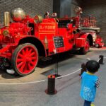 Mai Hakase Instagram – 四谷にある消防博物館へ🚒
息子は最近車が大好きで、特に働く車❣️消防車や救急車、パトカーなど、見つけると「しょうぼうしゃ！きゅうきゅうしゃ！」てさけびます☺️家のおもちゃも車ばかりになってきました😹
そんな息子が絶対喜ぶと思って連れて行ったのが消防博物館❣️
本当に大喜び❣️昔の消防車なども展示されてるけど、実際に車やヘリコプターの中に入って操縦室に入れるのがすごく楽しそうでした🥺ここはまたこれからも通いそうだな🥺

#2歳男の子
#男の子ママ
#消防博物館
#消防車 
#firetruck