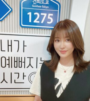 Mai Hakase Instagram - 友達のゴニオッパ @gunheenim のヘアサロン @gunhee_tokyo にてカラーカット💇‍♀️韓国のヘアスタイルにしたいならここがオススメです❤️サロンの中も韓国のヘアサロンのようなので韓国に行ったような気分にもなります♪
是非行ってみてください🥰
スアさんありがとうございます🥺

@gunhee_tokyo 
@suakm_gunhee 
@gunheenim

#韓国ヘアスタイル