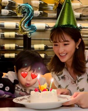 Mai Hakase Instagram - 息子が2歳になりました🥰❤️
最近はバイキンマンがお友達でどこ行くにも一緒です😹
苺ケーキのろうそくをフーフーして消そうとしてる姿が可愛すぎました😹大好きな人たちに囲まれて嬉しそうな息子でした🥰
日々愛おしく、幸せをくれる息子に感謝❤️

#happy2ndbirthday #2歳男の子
#happybirthday