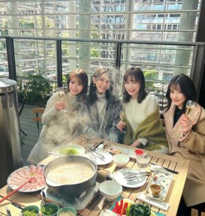 Mai Hakase Instagram - 台湾からありちゃんおかえり❤️
@alisa_0302 
ありちゃんおすすめの台湾料理屋さんでお鍋をいただきました😘景色も良くはじめて食べる美味しい台湾鍋とシャンパンで🥂贅沢な時間でした❤️

@fujintreejapan 
#フージンツリーコレド室町テラス