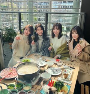 Mai Hakase Instagram - 台湾からありちゃんおかえり❤️
@alisa_0302 
ありちゃんおすすめの台湾料理屋さんでお鍋をいただきました😘景色も良くはじめて食べる美味しい台湾鍋とシャンパンで🥂贅沢な時間でした❤️

@fujintreejapan 
#フージンツリーコレド室町テラス