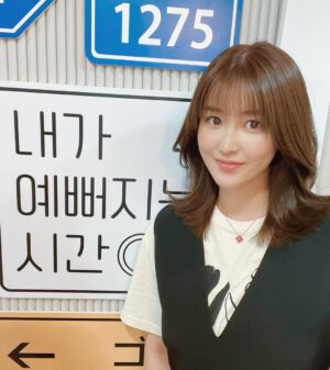 Mai Hakase Instagram - 友達のゴニオッパ @gunheenim のヘアサロン @gunhee_tokyo にてカラーカット💇‍♀️韓国のヘアスタイルにしたいならここがオススメです❤️サロンの中も韓国のヘアサロンのようなので韓国に行ったような気分にもなります♪
是非行ってみてください🥰
スアさんありがとうございます🥺

@gunhee_tokyo 
@suakm_gunhee 
@gunheenim

#韓国ヘアスタイル