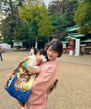Mai Hakase Instagram - 息子尊い❤️
息子には2人目妊娠中や出産でたくさん我慢させてしまいました😣2歳でまだまだ「抱っこー」の時期だけど、
「ママはお腹に赤ちゃんがいるから抱っこできないんだよ、赤ちゃんが出てきたら抱っこするね」と話していたら、「抱っこしてー」と言わなくなり、出産後に「ママもうお腹に赤ちゃんいないから抱っこできるの？」と聞いてきました（ ; ; ）すごく我慢してたんだなーと🥺
入院の時も帝王切開の心配もありましたがそれよりも息子と離れることの方が心配でした😓7泊8日で子供との面会はNGだったので、私も寂しいし、息子も大丈夫かなぁと（ ; ; ）息子はちゃんと理解できると思ったのでお別れの時も「病院に行くからしばらく会えないけど帰ってくるからね」と言い聞かせて入院しました。「ママはいつかえるの？ぼくもびょういんいく！」と毎日言っていたようですが、
私がいなくても頑張ってる息子の姿を動画で送られてきたり、テレビ電話をしてたら息子に会いたくて泣いてました（ ; ; ）再会の時は全速力で私のところに走ってきてくれて抱きついてきたのでその場にいた皆涙😭（母にビデオをまわしてもらってたのに、なぜか全然撮れてなかった😓）
妹も産まれてきてあまり赤ちゃん返りもなく、ちゃんと妹を可愛がっていてお兄さんしていますが、甘えられる時はたくさん甘えさせてあげてます♡というか私が息子にベタベタしてます🤭いつまで経っても可愛いベビー👶🩷

#七五三
#息子ラブ 
#男の子ママ
#女の子ママ