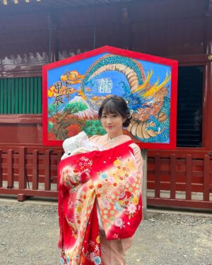 Mai Hakase Instagram - 娘のお宮参り❤️
里帰りしていた時に静岡の浅間神社にて⛩️
健康に元気に育ってね👶✨

#お宮参り
#女の子ママ
#令和5年ベビー