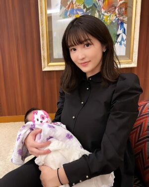 Mai Hakase Instagram - 1ヶ月検診の時の写真♡
ちょうど1キロ増えていて順調でした✌️
👶初めての外出でドキドキ💓私も久しぶりの外出だったのでオシャレもしたくて @bitnabi.official の授乳服を着て行きました✨授乳もしやすくてオシャレな服てなかなかないのでとても重宝してます😍
息子の時は完母で育てていましたが今回は混合（母乳8割ミルク2割）です🍼息子の用事で娘を預けることもあるし、たまにはお酒を飲みたいので🥺
1人目の時の赤ちゃんの時の育児はわからないことだらけだし、神経も使うし、完璧じゃないとダメだと全部自分でしようとしたりでいっぱいいっぱいで、、自分を大事にする余裕がなくしんどい思いをしました。
でも育児は親がハッピーな気持ちでいないと良くないなぁと実感したので、頼れるものには頼る、手を抜けるものは抜く！wなどと、2人目はとても気持ちに余裕を持って👶と過ごしています☺️
1人目の時は全くしなかったですが、安心して👶を見てもらえる人がいる時はたまに外にお酒を飲み行くのも、ストレス解消になります🍺❤️
たまにはおしゃれをして出かけるのも良いですよね💕
@bitnabi.official の授乳服他にもあるのでまた紹介します❣️

#授乳服
#1ヶ月検診 
#女の子ママ
#男の子ママ
#令和5年ベビー 
#PR
