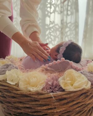 Mai Hakase Instagram - ニューボーンフォト、とても良い記念になりました👼💕
 @cherie_newbornphoto さんありがとうございました☺️❣️

#newbornphoto
#ニューボーンフォト
