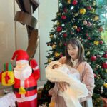 Mai Hakase Instagram - Merry Christmas🎄 今年はサンタの役目も無事できました🎅 息子に1ヶ月前からサンタさんになにもらうの？て聞いてたら、「チョコレート」しか言わなかったので、 サンタさんにはトミカのチョコとパウパトロールのチョコを頼みました😁 子供ができたらクリスマスは子供のための日になりますねー😆🪅 載せれるクリスマスらしい写真全然ないので、 退院した日に娘とクリスマスツリーの前で撮った写真を🥰 #merrychristmas