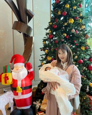 Mai Hakase Instagram - Merry Christmas🎄
今年はサンタの役目も無事できました🎅
息子に1ヶ月前からサンタさんになにもらうの？て聞いてたら、「チョコレート」しか言わなかったので、
サンタさんにはトミカのチョコとパウパトロールのチョコを頼みました😁
子供ができたらクリスマスは子供のための日になりますねー😆🪅
載せれるクリスマスらしい写真全然ないので、
退院した日に娘とクリスマスツリーの前で撮った写真を🥰

#merrychristmas