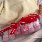 Mai Hakase Instagram - Merry Christmas🎄 今年はサンタの役目も無事できました🎅 息子に1ヶ月前からサンタさんになにもらうの？て聞いてたら、「チョコレート」しか言わなかったので、 サンタさんにはトミカのチョコとパウパトロールのチョコを頼みました😁 子供ができたらクリスマスは子供のための日になりますねー😆🪅 載せれるクリスマスらしい写真全然ないので、 退院した日に娘とクリスマスツリーの前で撮った写真を🥰 #merrychristmas