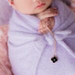 Mai Hakase Instagram - ニューボーンフォトの続き♡ 主人にプッシュギフトとして買ってもらった @vancleefarpels のホリデーコレクションと一緒に撮影するリクエストしました💎ネックレスと共に良い記念になりました🩷いずれは娘にこのネックレスを譲るのでその時にこの写真を見せたいな🥰 今回出産してすぐ実家の静岡に帰っていたのですが、 @cherie_newbornphoto さんが関東や静岡には出張もしてもらえるとのことでしたので実家に来ていただきました☺️🩷 #newbornphoto #ニューボーンフォト #vancleefarpels