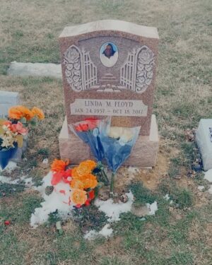 Makayla Lanvin Instagram - Today I did something I always been scared to do it took me years just to get the heart to visit my grandma’s grave but I really needed to talk to my Lady and it felt good I talked,smiled,Cried  everything. It was well needed I just pray you continue to watch over me and the family we definitely miss u more than anything but we are good..mom mom I love u soo much your kk really misses you like Hell. Some days I be wanting to just give up but then I think of you telling me to keep pushing you got this it’s just kinda hard knowing your not here physically🥲🥲🥲😌😞😔😭😭😭😭💔💔💔💔