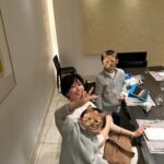 Maki Tamaru Instagram - 操作ミスで、記事が消えてしまい💦 コメントもいただいていたのにすみません🙇‍♀️ もう一度投稿しました😭🙏 今年の元旦は 家族で自転車🚲に乗って 神社へ🙏 そして、神社から、帰宅したら @wako_world ちゃんからのギフト🎁が ドアノブに。🙏 ♡✨♪ 夜は　親友ファミリーと みんなで晩御飯へ！ 恐竜兄弟🦕🦖達　調べたい事があるから、iPadもっていく なんて言い出し 許可したら 全然、調べ事なんてやっていない ただただゲームかYouTube 💢 騙された😩 、、、、😱 もう絶対レストランに iPadは持っていかせない💢。 そして次の日は早起きして 朝一✈️ 旭川へ 空港にあるお気に入りの食事処で 朝ごはん🍚が食べたかったので、少し 早めに空港へ向かい　🚗💨 そんなこんなのお正月から 気がつけば、もう1月中旬に💦 はやっ！(￣▽￣;) そして、先日の原宿に続き 今日は用事があって、久しぶりの渋谷エリアに 若かり頃、かなりの頻度でお邪魔していた渋谷の街。 今はがらりと変わり 新しいお店がたくさんできていました 渋谷区役所近くのレンタルカートやさん。 🦖次男恐竜が興味津々で目を輝かせて見ていたら 「のってもいいよー」と少し座らせていただきました！ 優しーーー🙏🥺 みんな優しいお兄さんで☺️ しかも、お菓子までいただいて ご機嫌マックスの次男🦖。 運転免許とったら、一番最初に こちらのお店に来て、カートに乗る！と今からはりきっている。 久しぶりの渋谷も楽しかった。 #渋谷