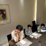 Maki Tamaru Instagram - 操作ミスで、記事が消えてしまい💦 コメントもいただいていたのにすみません🙇‍♀️ もう一度投稿しました😭🙏 今年の元旦は 家族で自転車🚲に乗って 神社へ🙏 そして、神社から、帰宅したら @wako_world ちゃんからのギフト🎁が ドアノブに。🙏 ♡✨♪ 夜は　親友ファミリーと みんなで晩御飯へ！ 恐竜兄弟🦕🦖達　調べたい事があるから、iPadもっていく なんて言い出し 許可したら 全然、調べ事なんてやっていない ただただゲームかYouTube 💢 騙された😩 、、、、😱 もう絶対レストランに iPadは持っていかせない💢。 そして次の日は早起きして 朝一✈️ 旭川へ 空港にあるお気に入りの食事処で 朝ごはん🍚が食べたかったので、少し 早めに空港へ向かい　🚗💨 そんなこんなのお正月から 気がつけば、もう1月中旬に💦 はやっ！(￣▽￣;) そして、先日の原宿に続き 今日は用事があって、久しぶりの渋谷エリアに 若かり頃、かなりの頻度でお邪魔していた渋谷の街。 今はがらりと変わり 新しいお店がたくさんできていました 渋谷区役所近くのレンタルカートやさん。 🦖次男恐竜が興味津々で目を輝かせて見ていたら 「のってもいいよー」と少し座らせていただきました！ 優しーーー🙏🥺 みんな優しいお兄さんで☺️ しかも、お菓子までいただいて ご機嫌マックスの次男🦖。 運転免許とったら、一番最初に こちらのお店に来て、カートに乗る！と今からはりきっている。 久しぶりの渋谷も楽しかった。 #渋谷