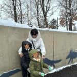 Maki Tamaru Instagram - 動物園で 虎🐅さんにオシッコをかけられた 次男🦖笑 目の前の出来事に ただただ 衝撃すぎて、びっくりした(　ﾟдﾟ)💦笑 旭山動物園は動物をかなり 近くに感じられて 動物と目が合う感じ👀。 恐竜兄弟大興奮！！！ 真冬の北海道の旭川動物園 私は　 雪でツルツルと滑りながら 転ばぬ様に 必死に園内を小鹿の様に歩いていました。 (￣◇￣;) 全てが新鮮で新しい経験🙏 また行きたい！と思う そんな魅力的な動物園🐘。 スキー場では 大雪の日もあったり、晴れた日もあったりと いろんな天候 綺麗な雪景色が見たい と言う理由で スキーをしている私からすると どんな瞬間の雪景色も貴重 そして 今年は一体　何個　☃️雪だるまを作っただろうか。 本気サイズの雪だるまを作った後は、がっちり,筋肉痛 (￣▽￣;) 筋トレ2時間位のエネルギー量を消費する感覚です🏋️ ご質問をいただいておりました 新しく新調したスキーウェアは @goldbergh GOLDBERGH（ゴールドバーグ） と言うブランドのものです。 ご質問をいただいておりました いつもアップしている写真についてですが 撮影現場での写真は、⭐️野マネージャーが ⭐️野くんのカメラで撮影してくれています 普段 私がアップしているものは iPhoneのカメラです。 今日から月曜日！ がんばるぞ💪