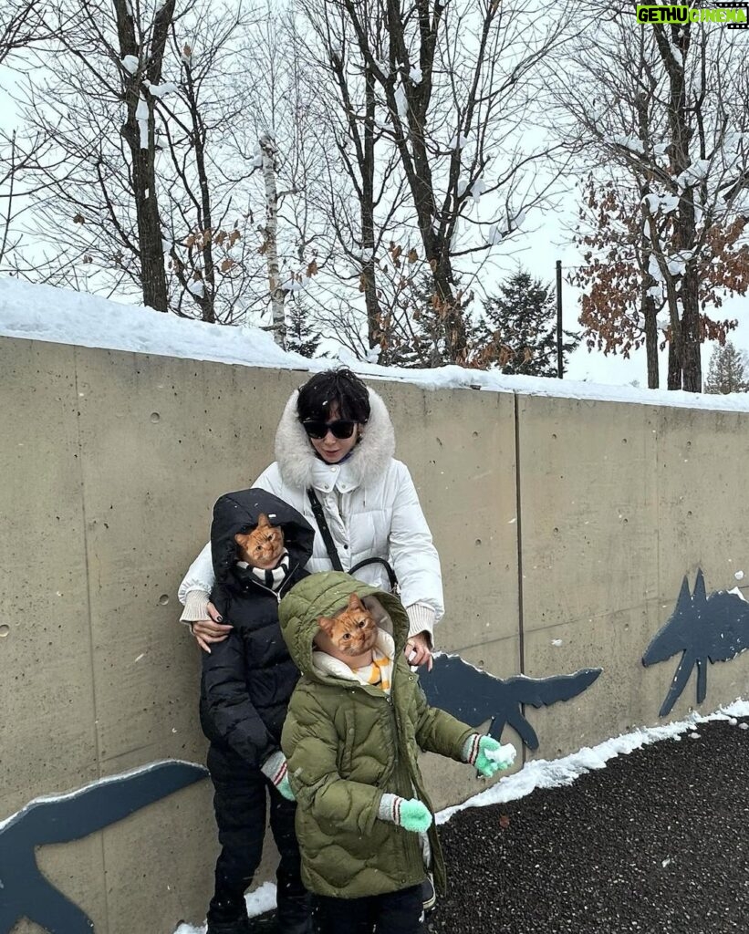 Maki Tamaru Instagram - 動物園で 虎🐅さんにオシッコをかけられた 次男🦖笑 目の前の出来事に ただただ 衝撃すぎて、びっくりした(　ﾟдﾟ)💦笑 旭山動物園は動物をかなり 近くに感じられて 動物と目が合う感じ👀。 恐竜兄弟大興奮！！！ 真冬の北海道の旭川動物園 私は　 雪でツルツルと滑りながら 転ばぬ様に 必死に園内を小鹿の様に歩いていました。 (￣◇￣;) 全てが新鮮で新しい経験🙏 また行きたい！と思う そんな魅力的な動物園🐘。 スキー場では 大雪の日もあったり、晴れた日もあったりと いろんな天候 綺麗な雪景色が見たい と言う理由で スキーをしている私からすると どんな瞬間の雪景色も貴重 そして 今年は一体　何個　☃️雪だるまを作っただろうか。 本気サイズの雪だるまを作った後は、がっちり,筋肉痛 (￣▽￣;) 筋トレ2時間位のエネルギー量を消費する感覚です🏋️ ご質問をいただいておりました 新しく新調したスキーウェアは @goldbergh GOLDBERGH（ゴールドバーグ） と言うブランドのものです。 ご質問をいただいておりました いつもアップしている写真についてですが 撮影現場での写真は、⭐️野マネージャーが ⭐️野くんのカメラで撮影してくれています 普段 私がアップしているものは iPhoneのカメラです。 今日から月曜日！ がんばるぞ💪