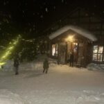Maki Tamaru Instagram - 昨日の東京は 雷が鳴ったかと思ったら 雪が降ったりと なかなか凍える一夜でした。 いただいていたご質問を 少しずつ お戻しして行けたらと思います🙏。 大好きな雪の空間にいる時は 朝から夜までじっくりと景色を 味わいながら 大切に時間を楽しみます。 夜はランプを持って 溢れおちて来そうな 星空をながめながら 恐竜兄弟と夜散歩。 私は昔からなぜか 雪景色や、海の地平線などを見ている時間が 脳と心のデトックスできるようで とても大切な時間でもあります。 🦖🦕たちと みんなで夜散歩をしていたら 素敵なレストランを発見。 早速、次の日に予約を取って、お邪魔しました あたたかなおもてなし、美味しいお料理 素敵な出会いに感謝🙏 ご質問をいただいていたロッジは 東桜岡というエリアにある @norheim_sakuraoka です。 シャレーから、夜のお散歩をしているときに 偶然見つけた、かわいい山小屋のような レストラン @goodlife_sakuraoka は こちらのロッジの方が 経営されているそうで とてもセンスの良い素敵なレストランと ロッジでした。 ご質問をいただいていた ダウンジャケットは @moorer_official です マイナス（−）以上を超える環境に存在してると ムーレダウンジャケットの 実力をものすごく実感、体感✨ 羽毛布団に包まれているみたいに 暖かくて気持ちが良く − 10度を超えた旭川時間に大活躍。 スキージャケットの下には 何を着ている？ と言うご質問を以前いただいておりました 私はUNIQLOの極暖ヒートテックの上に ユニクロのタートルセーターを着ています。 もっと言えば、下もUNIQLOヒートテックタイツでUNIQLOさまさま🙏 足元はスキー用のずれないタイプのソックス🧦 　（⛷️中、意外の時間は）ソックスの上から まるでこたつソックス または　カイロソックス でW防寒　 手元は⛷️中もまるでこたつソックスシリーズの レッグウォーマーを アームウォーマーとして使い 手首を守っています。 この年になり、冷えがいろんなところに影響する。。。 冷えがたまると 月のものがなかなか 激しく、（重い、、、） 確実に、若かりし頃とは変わりつつある気配。。。 (￣ー￣) 歳とはたたかえない、しかたない、、、。 てなことで 気をつけるしかない。。。 寒い場所にいる時は 出来るだけ首、手首、足首は特に 冷やさない様に気をつけるようになった４５歳