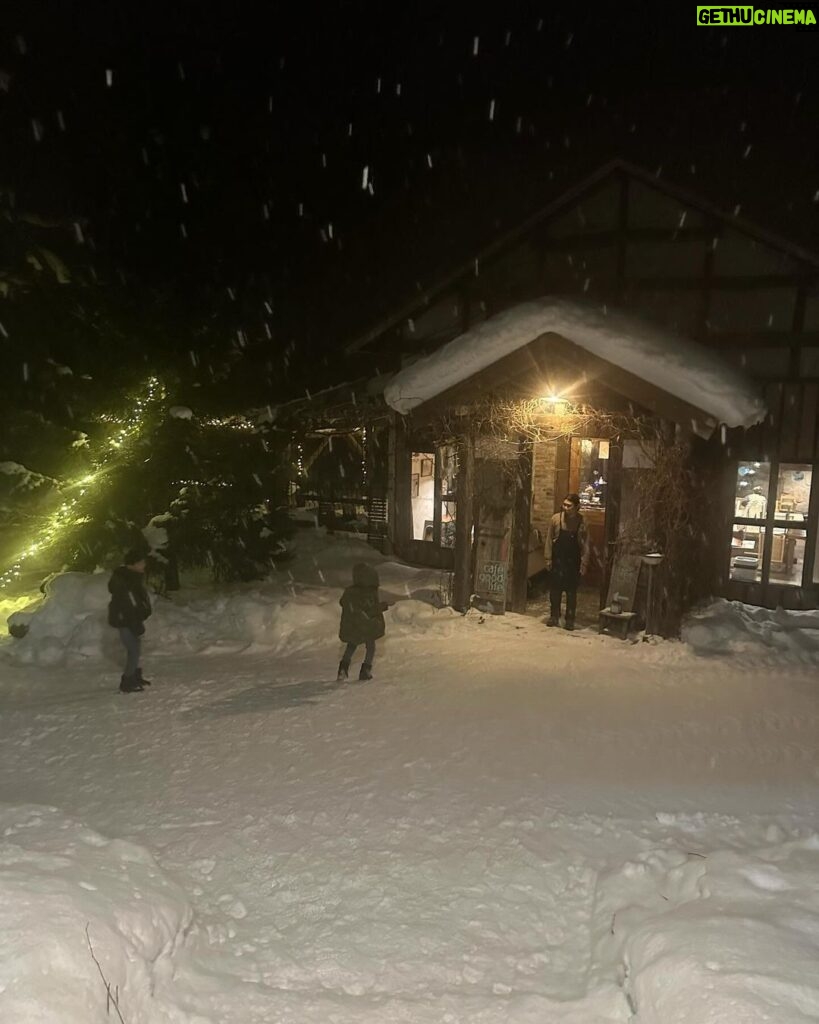 Maki Tamaru Instagram - 昨日の東京は 雷が鳴ったかと思ったら 雪が降ったりと なかなか凍える一夜でした。 いただいていたご質問を 少しずつ お戻しして行けたらと思います🙏。 大好きな雪の空間にいる時は 朝から夜までじっくりと景色を 味わいながら 大切に時間を楽しみます。 夜はランプを持って 溢れおちて来そうな 星空をながめながら 恐竜兄弟と夜散歩。 私は昔からなぜか 雪景色や、海の地平線などを見ている時間が 脳と心のデトックスできるようで とても大切な時間でもあります。 🦖🦕たちと みんなで夜散歩をしていたら 素敵なレストランを発見。 早速、次の日に予約を取って、お邪魔しました あたたかなおもてなし、美味しいお料理 素敵な出会いに感謝🙏 ご質問をいただいていたロッジは 東桜岡というエリアにある @norheim_sakuraoka です。 シャレーから、夜のお散歩をしているときに 偶然見つけた、かわいい山小屋のような レストラン @goodlife_sakuraoka は こちらのロッジの方が 経営されているそうで とてもセンスの良い素敵なレストランと ロッジでした。 ご質問をいただいていた ダウンジャケットは @moorer_official です マイナス（−）以上を超える環境に存在してると ムーレダウンジャケットの 実力をものすごく実感、体感✨ 羽毛布団に包まれているみたいに 暖かくて気持ちが良く − 10度を超えた旭川時間に大活躍。 スキージャケットの下には 何を着ている？ と言うご質問を以前いただいておりました 私はUNIQLOの極暖ヒートテックの上に ユニクロのタートルセーターを着ています。 もっと言えば、下もUNIQLOヒートテックタイツでUNIQLOさまさま🙏 足元はスキー用のずれないタイプのソックス🧦 　（⛷️中、意外の時間は）ソックスの上から まるでこたつソックス または　カイロソックス でW防寒　 手元は⛷️中もまるでこたつソックスシリーズの レッグウォーマーを アームウォーマーとして使い 手首を守っています。 この年になり、冷えがいろんなところに影響する。。。 冷えがたまると 月のものがなかなか 激しく、（重い、、、） 確実に、若かりし頃とは変わりつつある気配。。。 (￣ー￣) 歳とはたたかえない、しかたない、、、。 てなことで 気をつけるしかない。。。 寒い場所にいる時は 出来るだけ首、手首、足首は特に 冷やさない様に気をつけるようになった４５歳