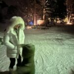 Maki Tamaru Instagram - 昨日の東京は 雷が鳴ったかと思ったら 雪が降ったりと なかなか凍える一夜でした。 いただいていたご質問を 少しずつ お戻しして行けたらと思います🙏。 大好きな雪の空間にいる時は 朝から夜までじっくりと景色を 味わいながら 大切に時間を楽しみます。 夜はランプを持って 溢れおちて来そうな 星空をながめながら 恐竜兄弟と夜散歩。 私は昔からなぜか 雪景色や、海の地平線などを見ている時間が 脳と心のデトックスできるようで とても大切な時間でもあります。 🦖🦕たちと みんなで夜散歩をしていたら 素敵なレストランを発見。 早速、次の日に予約を取って、お邪魔しました あたたかなおもてなし、美味しいお料理 素敵な出会いに感謝🙏 ご質問をいただいていたロッジは 東桜岡というエリアにある @norheim_sakuraoka です。 シャレーから、夜のお散歩をしているときに 偶然見つけた、かわいい山小屋のような レストラン @goodlife_sakuraoka は こちらのロッジの方が 経営されているそうで とてもセンスの良い素敵なレストランと ロッジでした。 ご質問をいただいていた ダウンジャケットは @moorer_official です マイナス（−）以上を超える環境に存在してると ムーレダウンジャケットの 実力をものすごく実感、体感✨ 羽毛布団に包まれているみたいに 暖かくて気持ちが良く − 10度を超えた旭川時間に大活躍。 スキージャケットの下には 何を着ている？ と言うご質問を以前いただいておりました 私はUNIQLOの極暖ヒートテックの上に ユニクロのタートルセーターを着ています。 もっと言えば、下もUNIQLOヒートテックタイツでUNIQLOさまさま🙏 足元はスキー用のずれないタイプのソックス🧦 　（⛷️中、意外の時間は）ソックスの上から まるでこたつソックス または　カイロソックス でW防寒　 手元は⛷️中もまるでこたつソックスシリーズの レッグウォーマーを アームウォーマーとして使い 手首を守っています。 この年になり、冷えがいろんなところに影響する。。。 冷えがたまると 月のものがなかなか 激しく、（重い、、、） 確実に、若かりし頃とは変わりつつある気配。。。 (￣ー￣) 歳とはたたかえない、しかたない、、、。 てなことで 気をつけるしかない。。。 寒い場所にいる時は 出来るだけ首、手首、足首は特に 冷やさない様に気をつけるようになった４５歳