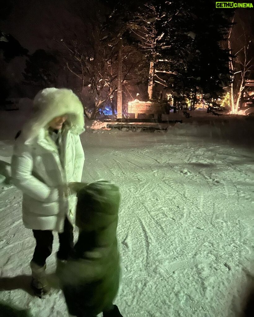 Maki Tamaru Instagram - 昨日の東京は 雷が鳴ったかと思ったら 雪が降ったりと なかなか凍える一夜でした。 いただいていたご質問を 少しずつ お戻しして行けたらと思います🙏。 大好きな雪の空間にいる時は 朝から夜までじっくりと景色を 味わいながら 大切に時間を楽しみます。 夜はランプを持って 溢れおちて来そうな 星空をながめながら 恐竜兄弟と夜散歩。 私は昔からなぜか 雪景色や、海の地平線などを見ている時間が 脳と心のデトックスできるようで とても大切な時間でもあります。 🦖🦕たちと みんなで夜散歩をしていたら 素敵なレストランを発見。 早速、次の日に予約を取って、お邪魔しました あたたかなおもてなし、美味しいお料理 素敵な出会いに感謝🙏 ご質問をいただいていたロッジは 東桜岡というエリアにある @norheim_sakuraoka です。 シャレーから、夜のお散歩をしているときに 偶然見つけた、かわいい山小屋のような レストラン @goodlife_sakuraoka は こちらのロッジの方が 経営されているそうで とてもセンスの良い素敵なレストランと ロッジでした。 ご質問をいただいていた ダウンジャケットは @moorer_official です マイナス（−）以上を超える環境に存在してると ムーレダウンジャケットの 実力をものすごく実感、体感✨ 羽毛布団に包まれているみたいに 暖かくて気持ちが良く − 10度を超えた旭川時間に大活躍。 スキージャケットの下には 何を着ている？ と言うご質問を以前いただいておりました 私はUNIQLOの極暖ヒートテックの上に ユニクロのタートルセーターを着ています。 もっと言えば、下もUNIQLOヒートテックタイツでUNIQLOさまさま🙏 足元はスキー用のずれないタイプのソックス🧦 　（⛷️中、意外の時間は）ソックスの上から まるでこたつソックス または　カイロソックス でW防寒　 手元は⛷️中もまるでこたつソックスシリーズの レッグウォーマーを アームウォーマーとして使い 手首を守っています。 この年になり、冷えがいろんなところに影響する。。。 冷えがたまると 月のものがなかなか 激しく、（重い、、、） 確実に、若かりし頃とは変わりつつある気配。。。 (￣ー￣) 歳とはたたかえない、しかたない、、、。 てなことで 気をつけるしかない。。。 寒い場所にいる時は 出来るだけ首、手首、足首は特に 冷やさない様に気をつけるようになった４５歳