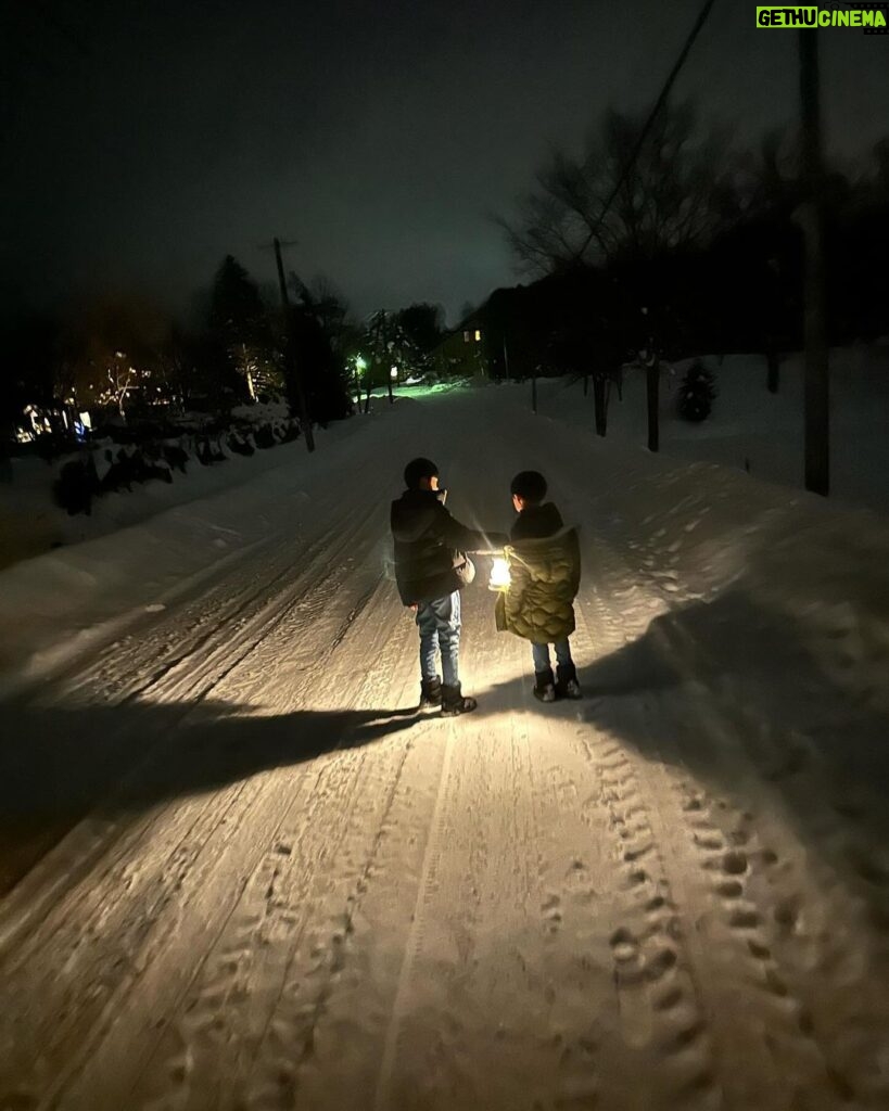 Maki Tamaru Instagram - 昨日の東京は 雷が鳴ったかと思ったら 雪が降ったりと なかなか凍える一夜でした。 いただいていたご質問を 少しずつ お戻しして行けたらと思います🙏。 大好きな雪の空間にいる時は 朝から夜までじっくりと景色を 味わいながら 大切に時間を楽しみます。 夜はランプを持って 溢れおちて来そうな 星空をながめながら 恐竜兄弟と夜散歩。 私は昔からなぜか 雪景色や、海の地平線などを見ている時間が 脳と心のデトックスできるようで とても大切な時間でもあります。 🦖🦕たちと みんなで夜散歩をしていたら 素敵なレストランを発見。 早速、次の日に予約を取って、お邪魔しました あたたかなおもてなし、美味しいお料理 素敵な出会いに感謝🙏 ご質問をいただいていたロッジは 東桜岡というエリアにある @norheim_sakuraoka です。 シャレーから、夜のお散歩をしているときに 偶然見つけた、かわいい山小屋のような レストラン @goodlife_sakuraoka は こちらのロッジの方が 経営されているそうで とてもセンスの良い素敵なレストランと ロッジでした。 ご質問をいただいていた ダウンジャケットは @moorer_official です マイナス（−）以上を超える環境に存在してると ムーレダウンジャケットの 実力をものすごく実感、体感✨ 羽毛布団に包まれているみたいに 暖かくて気持ちが良く − 10度を超えた旭川時間に大活躍。 スキージャケットの下には 何を着ている？ と言うご質問を以前いただいておりました 私はUNIQLOの極暖ヒートテックの上に ユニクロのタートルセーターを着ています。 もっと言えば、下もUNIQLOヒートテックタイツでUNIQLOさまさま🙏 足元はスキー用のずれないタイプのソックス🧦 　（⛷️中、意外の時間は）ソックスの上から まるでこたつソックス または　カイロソックス でW防寒　 手元は⛷️中もまるでこたつソックスシリーズの レッグウォーマーを アームウォーマーとして使い 手首を守っています。 この年になり、冷えがいろんなところに影響する。。。 冷えがたまると 月のものがなかなか 激しく、（重い、、、） 確実に、若かりし頃とは変わりつつある気配。。。 (￣ー￣) 歳とはたたかえない、しかたない、、、。 てなことで 気をつけるしかない。。。 寒い場所にいる時は 出来るだけ首、手首、足首は特に 冷やさない様に気をつけるようになった４５歳