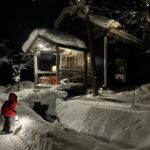 Maki Tamaru Instagram - 昨日の東京は 雷が鳴ったかと思ったら 雪が降ったりと なかなか凍える一夜でした。 いただいていたご質問を 少しずつ お戻しして行けたらと思います🙏。 大好きな雪の空間にいる時は 朝から夜までじっくりと景色を 味わいながら 大切に時間を楽しみます。 夜はランプを持って 溢れおちて来そうな 星空をながめながら 恐竜兄弟と夜散歩。 私は昔からなぜか 雪景色や、海の地平線などを見ている時間が 脳と心のデトックスできるようで とても大切な時間でもあります。 🦖🦕たちと みんなで夜散歩をしていたら 素敵なレストランを発見。 早速、次の日に予約を取って、お邪魔しました あたたかなおもてなし、美味しいお料理 素敵な出会いに感謝🙏 ご質問をいただいていたロッジは 東桜岡というエリアにある @norheim_sakuraoka です。 シャレーから、夜のお散歩をしているときに 偶然見つけた、かわいい山小屋のような レストラン @goodlife_sakuraoka は こちらのロッジの方が 経営されているそうで とてもセンスの良い素敵なレストランと ロッジでした。 ご質問をいただいていた ダウンジャケットは @moorer_official です マイナス（−）以上を超える環境に存在してると ムーレダウンジャケットの 実力をものすごく実感、体感✨ 羽毛布団に包まれているみたいに 暖かくて気持ちが良く − 10度を超えた旭川時間に大活躍。 スキージャケットの下には 何を着ている？ と言うご質問を以前いただいておりました 私はUNIQLOの極暖ヒートテックの上に ユニクロのタートルセーターを着ています。 もっと言えば、下もUNIQLOヒートテックタイツでUNIQLOさまさま🙏 足元はスキー用のずれないタイプのソックス🧦 　（⛷️中、意外の時間は）ソックスの上から まるでこたつソックス または　カイロソックス でW防寒　 手元は⛷️中もまるでこたつソックスシリーズの レッグウォーマーを アームウォーマーとして使い 手首を守っています。 この年になり、冷えがいろんなところに影響する。。。 冷えがたまると 月のものがなかなか 激しく、（重い、、、） 確実に、若かりし頃とは変わりつつある気配。。。 (￣ー￣) 歳とはたたかえない、しかたない、、、。 てなことで 気をつけるしかない。。。 寒い場所にいる時は 出来るだけ首、手首、足首は特に 冷やさない様に気をつけるようになった４５歳