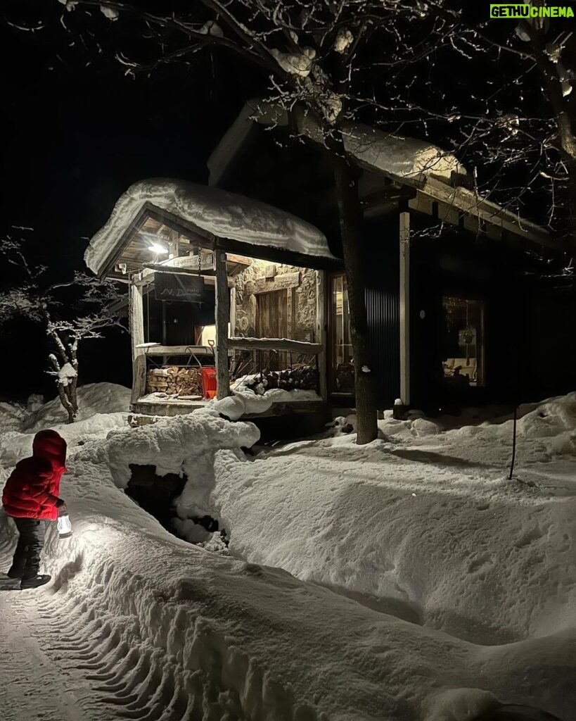 Maki Tamaru Instagram - 昨日の東京は 雷が鳴ったかと思ったら 雪が降ったりと なかなか凍える一夜でした。 いただいていたご質問を 少しずつ お戻しして行けたらと思います🙏。 大好きな雪の空間にいる時は 朝から夜までじっくりと景色を 味わいながら 大切に時間を楽しみます。 夜はランプを持って 溢れおちて来そうな 星空をながめながら 恐竜兄弟と夜散歩。 私は昔からなぜか 雪景色や、海の地平線などを見ている時間が 脳と心のデトックスできるようで とても大切な時間でもあります。 🦖🦕たちと みんなで夜散歩をしていたら 素敵なレストランを発見。 早速、次の日に予約を取って、お邪魔しました あたたかなおもてなし、美味しいお料理 素敵な出会いに感謝🙏 ご質問をいただいていたロッジは 東桜岡というエリアにある @norheim_sakuraoka です。 シャレーから、夜のお散歩をしているときに 偶然見つけた、かわいい山小屋のような レストラン @goodlife_sakuraoka は こちらのロッジの方が 経営されているそうで とてもセンスの良い素敵なレストランと ロッジでした。 ご質問をいただいていた ダウンジャケットは @moorer_official です マイナス（−）以上を超える環境に存在してると ムーレダウンジャケットの 実力をものすごく実感、体感✨ 羽毛布団に包まれているみたいに 暖かくて気持ちが良く − 10度を超えた旭川時間に大活躍。 スキージャケットの下には 何を着ている？ と言うご質問を以前いただいておりました 私はUNIQLOの極暖ヒートテックの上に ユニクロのタートルセーターを着ています。 もっと言えば、下もUNIQLOヒートテックタイツでUNIQLOさまさま🙏 足元はスキー用のずれないタイプのソックス🧦 　（⛷️中、意外の時間は）ソックスの上から まるでこたつソックス または　カイロソックス でW防寒　 手元は⛷️中もまるでこたつソックスシリーズの レッグウォーマーを アームウォーマーとして使い 手首を守っています。 この年になり、冷えがいろんなところに影響する。。。 冷えがたまると 月のものがなかなか 激しく、（重い、、、） 確実に、若かりし頃とは変わりつつある気配。。。 (￣ー￣) 歳とはたたかえない、しかたない、、、。 てなことで 気をつけるしかない。。。 寒い場所にいる時は 出来るだけ首、手首、足首は特に 冷やさない様に気をつけるようになった４５歳