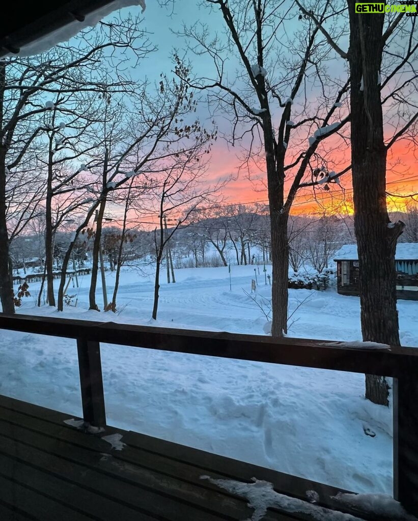 Maki Tamaru Instagram - 年末年始の我が家は、 雪山で こもり生活をしておりました。 朝焼けが綺麗で、空がピンクに染まる時間に ゆっくり薪に火をくべ 静かにコーヒーを飲んでいると 🐿️りすが遊びにやって来る そんな北海道、旭川。 初めてお邪魔した旭川に恋をした。 いつか、クラウンのライセンスが取りたいと 目を輝かせ 真剣に頑張っている長男⛷️ 高すぎる目標だが、、、（；￣ェ￣） 夢を持つということはとても良いことだ。 （スキーをしていて1番楽しい瞬間は？ と聞くと、できないことができるようになった時 と答える かなり不器用だけれど、真面目な長男🦕 そして 同じ質問に 次男🦖は ⛷️の合間のホットチョコレートの時間！ と短髪入れずに 満面の笑みで答える。笑 それ、もはやスキーじゃない🤪） とはいえ お兄ちゃんの姿を見ながら 後を⛷️ついて回る 目標全くなしの 次男🦖も 家族とのスキー旅は楽しいようだ。 若かりし頃から⛷️LOVEで 雪ないエリアの大阪から足繁く 雪山に通った 一級ライセンスの父は 孫が頑張っている姿を見て嬉しくて 一緒に滑ってはみたものの 歳を考え、もし何かあったら、みんなに迷惑をかけると 一緒に滑りたいだろうのに 共に滑ることを諦め、　少しさみしそうだが 一つの区切りをつけた。 4年前に経験ゼロからのスタートと言っていいほど （1人でリフトに乗ることもできず 皆さんご迷惑をおかけしました。🙏）スキーの経験がない 中で、４１歳スタートで、スキーを始めた私。 北海道うまれで これといって苦労せずとも なんとなく滑れる 全力我流滑りの相方さん そして朝一から リフトがストップするまで ゲレンデにいる こんなメンバーでの スキー旅に行っても、断固として一切 滑ろうとしない、わが道を行くの私の母。 家族の個性が散らかってます なんであれ 我が家の年末年始は、これからもしばらくは ⛷️メインとなりそうな予感。 #子供達との時間 #家族の記憶 #年始の思い出 #🦕🦖