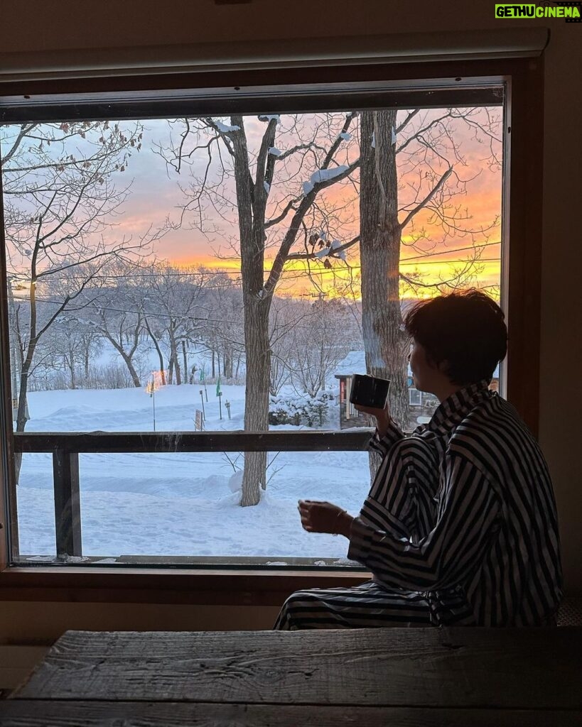 Maki Tamaru Instagram - 年末年始の我が家は、 雪山で こもり生活をしておりました。 朝焼けが綺麗で、空がピンクに染まる時間に ゆっくり薪に火をくべ 静かにコーヒーを飲んでいると 🐿️りすが遊びにやって来る そんな北海道、旭川。 初めてお邪魔した旭川に恋をした。 いつか、クラウンのライセンスが取りたいと 目を輝かせ 真剣に頑張っている長男⛷️ 高すぎる目標だが、、、（；￣ェ￣） 夢を持つということはとても良いことだ。 （スキーをしていて1番楽しい瞬間は？ と聞くと、できないことができるようになった時 と答える かなり不器用だけれど、真面目な長男🦕 そして 同じ質問に 次男🦖は ⛷️の合間のホットチョコレートの時間！ と短髪入れずに 満面の笑みで答える。笑 それ、もはやスキーじゃない🤪） とはいえ お兄ちゃんの姿を見ながら 後を⛷️ついて回る 目標全くなしの 次男🦖も 家族とのスキー旅は楽しいようだ。 若かりし頃から⛷️LOVEで 雪ないエリアの大阪から足繁く 雪山に通った 一級ライセンスの父は 孫が頑張っている姿を見て嬉しくて 一緒に滑ってはみたものの 歳を考え、もし何かあったら、みんなに迷惑をかけると 一緒に滑りたいだろうのに 共に滑ることを諦め、　少しさみしそうだが 一つの区切りをつけた。 4年前に経験ゼロからのスタートと言っていいほど （1人でリフトに乗ることもできず 皆さんご迷惑をおかけしました。🙏）スキーの経験がない 中で、４１歳スタートで、スキーを始めた私。 北海道うまれで これといって苦労せずとも なんとなく滑れる 全力我流滑りの相方さん そして朝一から リフトがストップするまで ゲレンデにいる こんなメンバーでの スキー旅に行っても、断固として一切 滑ろうとしない、わが道を行くの私の母。 家族の個性が散らかってます なんであれ 我が家の年末年始は、これからもしばらくは ⛷️メインとなりそうな予感。 #子供達との時間 #家族の記憶 #年始の思い出 #🦕🦖