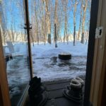 Maki Tamaru Instagram - 年末年始の我が家は、 雪山で こもり生活をしておりました。 朝焼けが綺麗で、空がピンクに染まる時間に ゆっくり薪に火をくべ 静かにコーヒーを飲んでいると 🐿️りすが遊びにやって来る そんな北海道、旭川。 初めてお邪魔した旭川に恋をした。 いつか、クラウンのライセンスが取りたいと 目を輝かせ 真剣に頑張っている長男⛷️ 高すぎる目標だが、、、（；￣ェ￣） 夢を持つということはとても良いことだ。 （スキーをしていて1番楽しい瞬間は？ と聞くと、できないことができるようになった時 と答える かなり不器用だけれど、真面目な長男🦕 そして 同じ質問に 次男🦖は ⛷️の合間のホットチョコレートの時間！ と短髪入れずに 満面の笑みで答える。笑 それ、もはやスキーじゃない🤪） とはいえ お兄ちゃんの姿を見ながら 後を⛷️ついて回る 目標全くなしの 次男🦖も 家族とのスキー旅は楽しいようだ。 若かりし頃から⛷️LOVEで 雪ないエリアの大阪から足繁く 雪山に通った 一級ライセンスの父は 孫が頑張っている姿を見て嬉しくて 一緒に滑ってはみたものの 歳を考え、もし何かあったら、みんなに迷惑をかけると 一緒に滑りたいだろうのに 共に滑ることを諦め、　少しさみしそうだが 一つの区切りをつけた。 4年前に経験ゼロからのスタートと言っていいほど （1人でリフトに乗ることもできず 皆さんご迷惑をおかけしました。🙏）スキーの経験がない 中で、４１歳スタートで、スキーを始めた私。 北海道うまれで これといって苦労せずとも なんとなく滑れる 全力我流滑りの相方さん そして朝一から リフトがストップするまで ゲレンデにいる こんなメンバーでの スキー旅に行っても、断固として一切 滑ろうとしない、わが道を行くの私の母。 家族の個性が散らかってます なんであれ 我が家の年末年始は、これからもしばらくは ⛷️メインとなりそうな予感。 #子供達との時間 #家族の記憶 #年始の思い出 #🦕🦖