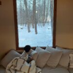 Maki Tamaru Instagram - 年末年始の我が家は、 雪山で こもり生活をしておりました。 朝焼けが綺麗で、空がピンクに染まる時間に ゆっくり薪に火をくべ 静かにコーヒーを飲んでいると 🐿️りすが遊びにやって来る そんな北海道、旭川。 初めてお邪魔した旭川に恋をした。 いつか、クラウンのライセンスが取りたいと 目を輝かせ 真剣に頑張っている長男⛷️ 高すぎる目標だが、、、（；￣ェ￣） 夢を持つということはとても良いことだ。 （スキーをしていて1番楽しい瞬間は？ と聞くと、できないことができるようになった時 と答える かなり不器用だけれど、真面目な長男🦕 そして 同じ質問に 次男🦖は ⛷️の合間のホットチョコレートの時間！ と短髪入れずに 満面の笑みで答える。笑 それ、もはやスキーじゃない🤪） とはいえ お兄ちゃんの姿を見ながら 後を⛷️ついて回る 目標全くなしの 次男🦖も 家族とのスキー旅は楽しいようだ。 若かりし頃から⛷️LOVEで 雪ないエリアの大阪から足繁く 雪山に通った 一級ライセンスの父は 孫が頑張っている姿を見て嬉しくて 一緒に滑ってはみたものの 歳を考え、もし何かあったら、みんなに迷惑をかけると 一緒に滑りたいだろうのに 共に滑ることを諦め、　少しさみしそうだが 一つの区切りをつけた。 4年前に経験ゼロからのスタートと言っていいほど （1人でリフトに乗ることもできず 皆さんご迷惑をおかけしました。🙏）スキーの経験がない 中で、４１歳スタートで、スキーを始めた私。 北海道うまれで これといって苦労せずとも なんとなく滑れる 全力我流滑りの相方さん そして朝一から リフトがストップするまで ゲレンデにいる こんなメンバーでの スキー旅に行っても、断固として一切 滑ろうとしない、わが道を行くの私の母。 家族の個性が散らかってます なんであれ 我が家の年末年始は、これからもしばらくは ⛷️メインとなりそうな予感。 #子供達との時間 #家族の記憶 #年始の思い出 #🦕🦖