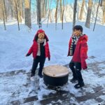 Maki Tamaru Instagram - 年末年始の我が家は、 雪山で こもり生活をしておりました。 朝焼けが綺麗で、空がピンクに染まる時間に ゆっくり薪に火をくべ 静かにコーヒーを飲んでいると 🐿️りすが遊びにやって来る そんな北海道、旭川。 初めてお邪魔した旭川に恋をした。 いつか、クラウンのライセンスが取りたいと 目を輝かせ 真剣に頑張っている長男⛷️ 高すぎる目標だが、、、（；￣ェ￣） 夢を持つということはとても良いことだ。 （スキーをしていて1番楽しい瞬間は？ と聞くと、できないことができるようになった時 と答える かなり不器用だけれど、真面目な長男🦕 そして 同じ質問に 次男🦖は ⛷️の合間のホットチョコレートの時間！ と短髪入れずに 満面の笑みで答える。笑 それ、もはやスキーじゃない🤪） とはいえ お兄ちゃんの姿を見ながら 後を⛷️ついて回る 目標全くなしの 次男🦖も 家族とのスキー旅は楽しいようだ。 若かりし頃から⛷️LOVEで 雪ないエリアの大阪から足繁く 雪山に通った 一級ライセンスの父は 孫が頑張っている姿を見て嬉しくて 一緒に滑ってはみたものの 歳を考え、もし何かあったら、みんなに迷惑をかけると 一緒に滑りたいだろうのに 共に滑ることを諦め、　少しさみしそうだが 一つの区切りをつけた。 4年前に経験ゼロからのスタートと言っていいほど （1人でリフトに乗ることもできず 皆さんご迷惑をおかけしました。🙏）スキーの経験がない 中で、４１歳スタートで、スキーを始めた私。 北海道うまれで これといって苦労せずとも なんとなく滑れる 全力我流滑りの相方さん そして朝一から リフトがストップするまで ゲレンデにいる こんなメンバーでの スキー旅に行っても、断固として一切 滑ろうとしない、わが道を行くの私の母。 家族の個性が散らかってます なんであれ 我が家の年末年始は、これからもしばらくは ⛷️メインとなりそうな予感。 #子供達との時間 #家族の記憶 #年始の思い出 #🦕🦖