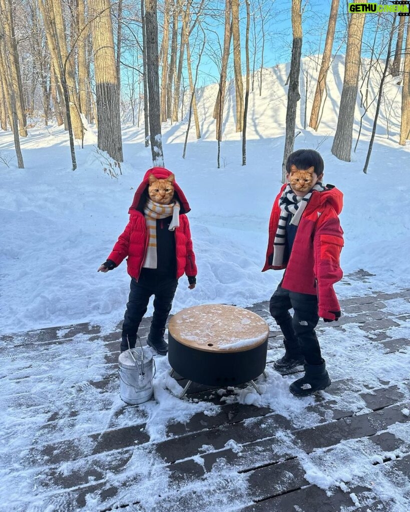 Maki Tamaru Instagram - 年末年始の我が家は、 雪山で こもり生活をしておりました。 朝焼けが綺麗で、空がピンクに染まる時間に ゆっくり薪に火をくべ 静かにコーヒーを飲んでいると 🐿️りすが遊びにやって来る そんな北海道、旭川。 初めてお邪魔した旭川に恋をした。 いつか、クラウンのライセンスが取りたいと 目を輝かせ 真剣に頑張っている長男⛷️ 高すぎる目標だが、、、（；￣ェ￣） 夢を持つということはとても良いことだ。 （スキーをしていて1番楽しい瞬間は？ と聞くと、できないことができるようになった時 と答える かなり不器用だけれど、真面目な長男🦕 そして 同じ質問に 次男🦖は ⛷️の合間のホットチョコレートの時間！ と短髪入れずに 満面の笑みで答える。笑 それ、もはやスキーじゃない🤪） とはいえ お兄ちゃんの姿を見ながら 後を⛷️ついて回る 目標全くなしの 次男🦖も 家族とのスキー旅は楽しいようだ。 若かりし頃から⛷️LOVEで 雪ないエリアの大阪から足繁く 雪山に通った 一級ライセンスの父は 孫が頑張っている姿を見て嬉しくて 一緒に滑ってはみたものの 歳を考え、もし何かあったら、みんなに迷惑をかけると 一緒に滑りたいだろうのに 共に滑ることを諦め、　少しさみしそうだが 一つの区切りをつけた。 4年前に経験ゼロからのスタートと言っていいほど （1人でリフトに乗ることもできず 皆さんご迷惑をおかけしました。🙏）スキーの経験がない 中で、４１歳スタートで、スキーを始めた私。 北海道うまれで これといって苦労せずとも なんとなく滑れる 全力我流滑りの相方さん そして朝一から リフトがストップするまで ゲレンデにいる こんなメンバーでの スキー旅に行っても、断固として一切 滑ろうとしない、わが道を行くの私の母。 家族の個性が散らかってます なんであれ 我が家の年末年始は、これからもしばらくは ⛷️メインとなりそうな予感。 #子供達との時間 #家族の記憶 #年始の思い出 #🦕🦖