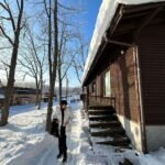 Maki Tamaru Instagram - 年末年始の我が家は、 雪山で こもり生活をしておりました。 朝焼けが綺麗で、空がピンクに染まる時間に ゆっくり薪に火をくべ 静かにコーヒーを飲んでいると 🐿️りすが遊びにやって来る そんな北海道、旭川。 初めてお邪魔した旭川に恋をした。 いつか、クラウンのライセンスが取りたいと 目を輝かせ 真剣に頑張っている長男⛷️ 高すぎる目標だが、、、（；￣ェ￣） 夢を持つということはとても良いことだ。 （スキーをしていて1番楽しい瞬間は？ と聞くと、できないことができるようになった時 と答える かなり不器用だけれど、真面目な長男🦕 そして 同じ質問に 次男🦖は ⛷️の合間のホットチョコレートの時間！ と短髪入れずに 満面の笑みで答える。笑 それ、もはやスキーじゃない🤪） とはいえ お兄ちゃんの姿を見ながら 後を⛷️ついて回る 目標全くなしの 次男🦖も 家族とのスキー旅は楽しいようだ。 若かりし頃から⛷️LOVEで 雪ないエリアの大阪から足繁く 雪山に通った 一級ライセンスの父は 孫が頑張っている姿を見て嬉しくて 一緒に滑ってはみたものの 歳を考え、もし何かあったら、みんなに迷惑をかけると 一緒に滑りたいだろうのに 共に滑ることを諦め、　少しさみしそうだが 一つの区切りをつけた。 4年前に経験ゼロからのスタートと言っていいほど （1人でリフトに乗ることもできず 皆さんご迷惑をおかけしました。🙏）スキーの経験がない 中で、４１歳スタートで、スキーを始めた私。 北海道うまれで これといって苦労せずとも なんとなく滑れる 全力我流滑りの相方さん そして朝一から リフトがストップするまで ゲレンデにいる こんなメンバーでの スキー旅に行っても、断固として一切 滑ろうとしない、わが道を行くの私の母。 家族の個性が散らかってます なんであれ 我が家の年末年始は、これからもしばらくは ⛷️メインとなりそうな予感。 #子供達との時間 #家族の記憶 #年始の思い出 #🦕🦖