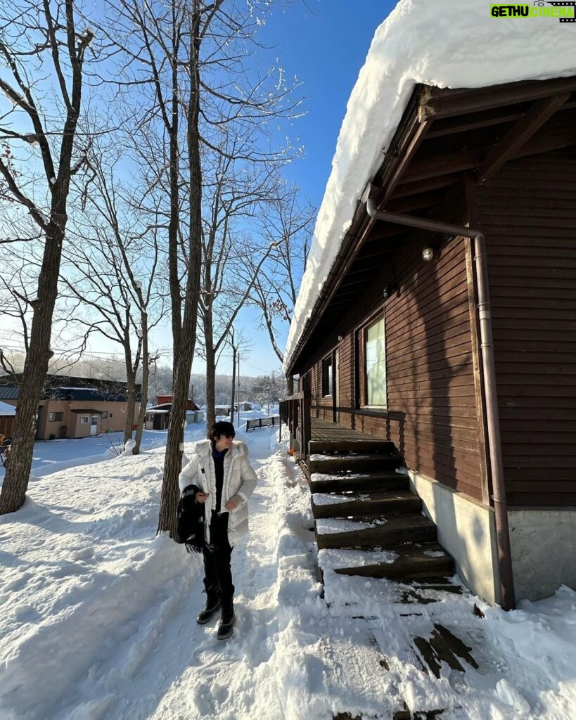 Maki Tamaru Instagram - 年末年始の我が家は、 雪山で こもり生活をしておりました。 朝焼けが綺麗で、空がピンクに染まる時間に ゆっくり薪に火をくべ 静かにコーヒーを飲んでいると 🐿️りすが遊びにやって来る そんな北海道、旭川。 初めてお邪魔した旭川に恋をした。 いつか、クラウンのライセンスが取りたいと 目を輝かせ 真剣に頑張っている長男⛷️ 高すぎる目標だが、、、（；￣ェ￣） 夢を持つということはとても良いことだ。 （スキーをしていて1番楽しい瞬間は？ と聞くと、できないことができるようになった時 と答える かなり不器用だけれど、真面目な長男🦕 そして 同じ質問に 次男🦖は ⛷️の合間のホットチョコレートの時間！ と短髪入れずに 満面の笑みで答える。笑 それ、もはやスキーじゃない🤪） とはいえ お兄ちゃんの姿を見ながら 後を⛷️ついて回る 目標全くなしの 次男🦖も 家族とのスキー旅は楽しいようだ。 若かりし頃から⛷️LOVEで 雪ないエリアの大阪から足繁く 雪山に通った 一級ライセンスの父は 孫が頑張っている姿を見て嬉しくて 一緒に滑ってはみたものの 歳を考え、もし何かあったら、みんなに迷惑をかけると 一緒に滑りたいだろうのに 共に滑ることを諦め、　少しさみしそうだが 一つの区切りをつけた。 4年前に経験ゼロからのスタートと言っていいほど （1人でリフトに乗ることもできず 皆さんご迷惑をおかけしました。🙏）スキーの経験がない 中で、４１歳スタートで、スキーを始めた私。 北海道うまれで これといって苦労せずとも なんとなく滑れる 全力我流滑りの相方さん そして朝一から リフトがストップするまで ゲレンデにいる こんなメンバーでの スキー旅に行っても、断固として一切 滑ろうとしない、わが道を行くの私の母。 家族の個性が散らかってます なんであれ 我が家の年末年始は、これからもしばらくは ⛷️メインとなりそうな予感。 #子供達との時間 #家族の記憶 #年始の思い出 #🦕🦖