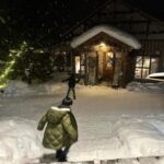 Maki Tamaru Instagram - 昨日の東京は 雷が鳴ったかと思ったら 雪が降ったりと なかなか凍える一夜でした。 いただいていたご質問を 少しずつ お戻しして行けたらと思います🙏。 大好きな雪の空間にいる時は 朝から夜までじっくりと景色を 味わいながら 大切に時間を楽しみます。 夜はランプを持って 溢れおちて来そうな 星空をながめながら 恐竜兄弟と夜散歩。 私は昔からなぜか 雪景色や、海の地平線などを見ている時間が 脳と心のデトックスできるようで とても大切な時間でもあります。 🦖🦕たちと みんなで夜散歩をしていたら 素敵なレストランを発見。 早速、次の日に予約を取って、お邪魔しました あたたかなおもてなし、美味しいお料理 素敵な出会いに感謝🙏 ご質問をいただいていたロッジは 東桜岡というエリアにある @norheim_sakuraoka です。 シャレーから、夜のお散歩をしているときに 偶然見つけた、かわいい山小屋のような レストラン @goodlife_sakuraoka は こちらのロッジの方が 経営されているそうで とてもセンスの良い素敵なレストランと ロッジでした。 ご質問をいただいていた ダウンジャケットは @moorer_official です マイナス（−）以上を超える環境に存在してると ムーレダウンジャケットの 実力をものすごく実感、体感✨ 羽毛布団に包まれているみたいに 暖かくて気持ちが良く − 10度を超えた旭川時間に大活躍。 スキージャケットの下には 何を着ている？ と言うご質問を以前いただいておりました 私はUNIQLOの極暖ヒートテックの上に ユニクロのタートルセーターを着ています。 もっと言えば、下もUNIQLOヒートテックタイツでUNIQLOさまさま🙏 足元はスキー用のずれないタイプのソックス🧦 　（⛷️中、意外の時間は）ソックスの上から まるでこたつソックス または　カイロソックス でW防寒　 手元は⛷️中もまるでこたつソックスシリーズの レッグウォーマーを アームウォーマーとして使い 手首を守っています。 この年になり、冷えがいろんなところに影響する。。。 冷えがたまると 月のものがなかなか 激しく、（重い、、、） 確実に、若かりし頃とは変わりつつある気配。。。 (￣ー￣) 歳とはたたかえない、しかたない、、、。 てなことで 気をつけるしかない。。。 寒い場所にいる時は 出来るだけ首、手首、足首は特に 冷やさない様に気をつけるようになった４５歳