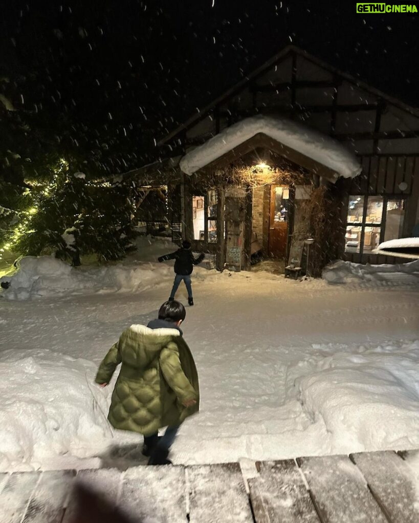 Maki Tamaru Instagram - 昨日の東京は 雷が鳴ったかと思ったら 雪が降ったりと なかなか凍える一夜でした。 いただいていたご質問を 少しずつ お戻しして行けたらと思います🙏。 大好きな雪の空間にいる時は 朝から夜までじっくりと景色を 味わいながら 大切に時間を楽しみます。 夜はランプを持って 溢れおちて来そうな 星空をながめながら 恐竜兄弟と夜散歩。 私は昔からなぜか 雪景色や、海の地平線などを見ている時間が 脳と心のデトックスできるようで とても大切な時間でもあります。 🦖🦕たちと みんなで夜散歩をしていたら 素敵なレストランを発見。 早速、次の日に予約を取って、お邪魔しました あたたかなおもてなし、美味しいお料理 素敵な出会いに感謝🙏 ご質問をいただいていたロッジは 東桜岡というエリアにある @norheim_sakuraoka です。 シャレーから、夜のお散歩をしているときに 偶然見つけた、かわいい山小屋のような レストラン @goodlife_sakuraoka は こちらのロッジの方が 経営されているそうで とてもセンスの良い素敵なレストランと ロッジでした。 ご質問をいただいていた ダウンジャケットは @moorer_official です マイナス（−）以上を超える環境に存在してると ムーレダウンジャケットの 実力をものすごく実感、体感✨ 羽毛布団に包まれているみたいに 暖かくて気持ちが良く − 10度を超えた旭川時間に大活躍。 スキージャケットの下には 何を着ている？ と言うご質問を以前いただいておりました 私はUNIQLOの極暖ヒートテックの上に ユニクロのタートルセーターを着ています。 もっと言えば、下もUNIQLOヒートテックタイツでUNIQLOさまさま🙏 足元はスキー用のずれないタイプのソックス🧦 　（⛷️中、意外の時間は）ソックスの上から まるでこたつソックス または　カイロソックス でW防寒　 手元は⛷️中もまるでこたつソックスシリーズの レッグウォーマーを アームウォーマーとして使い 手首を守っています。 この年になり、冷えがいろんなところに影響する。。。 冷えがたまると 月のものがなかなか 激しく、（重い、、、） 確実に、若かりし頃とは変わりつつある気配。。。 (￣ー￣) 歳とはたたかえない、しかたない、、、。 てなことで 気をつけるしかない。。。 寒い場所にいる時は 出来るだけ首、手首、足首は特に 冷やさない様に気をつけるようになった４５歳