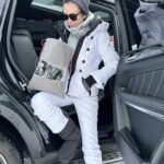 Maki Tamaru Instagram - メリークリスマス🎅🎄 クリスマスの朝は ホテル近くの コインランドリーを2往復💪 コインランドリーのパワーの強さと 仕上がりの早さにめちゃくちゃ感動🥺✨ あの大型洗濯機が家のお隣にあったら 毛布もお布団も、もっと細かく洗ったり できるのかなあ〜　　　　なんて想像しながら 毎日通いたいくらい　胸キュン♡。 お昼からはスキー⛷️場へgo！ 恐竜兄弟🦕🦖は 毎日、飽きずに、喧嘩したり 戯れあったりをくりかえしておる　(￣(工)￣) 今日行ったスキー場は たまたま 昨日オープンしたばかりらしく 事前情報ゼロで動いていた 我がファミリーにとっては タイミングよく　⛷️ができて一安心😩🙏 しかし どこのスキー場でも この話になりますが、やはり雪の量は ゆるやかに変化している様子。 （；＿；） 読めない。。。。 まずはちゃんと した調べしてから旅のプランをたて動かねば　🤪 （結構、行き当たりばったりしがちな我が家。。。） Ho! Ho! Ho! Merry Christmas!　🎅🎄🥂 コインランドリーがクリスマス🎄カラー❤️💚