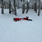 Maki Tamaru Instagram - メリークリスマス🎅🎄 クリスマスの朝は ホテル近くの コインランドリーを2往復💪 コインランドリーのパワーの強さと 仕上がりの早さにめちゃくちゃ感動🥺✨ あの大型洗濯機が家のお隣にあったら 毛布もお布団も、もっと細かく洗ったり できるのかなあ〜　　　　なんて想像しながら 毎日通いたいくらい　胸キュン♡。 お昼からはスキー⛷️場へgo！ 恐竜兄弟🦕🦖は 毎日、飽きずに、喧嘩したり 戯れあったりをくりかえしておる　(￣(工)￣) 今日行ったスキー場は たまたま 昨日オープンしたばかりらしく 事前情報ゼロで動いていた 我がファミリーにとっては タイミングよく　⛷️ができて一安心😩🙏 しかし どこのスキー場でも この話になりますが、やはり雪の量は ゆるやかに変化している様子。 （；＿；） 読めない。。。。 まずはちゃんと した調べしてから旅のプランをたて動かねば　🤪 （結構、行き当たりばったりしがちな我が家。。。） Ho! Ho! Ho! Merry Christmas!　🎅🎄🥂 コインランドリーがクリスマス🎄カラー❤️💚