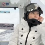 Maki Tamaru Instagram - 今日も朝からスキー⛷️ ランチは４０分近く並んで バーガーキング🍔ゲット💪 🦕🦖達は、大好きな先生と 滑るのが楽しくて仕方ない様子。 結果、あまり私とは滑ってくれない🤣 てなことで 1人ゴンドラ🤪 ⛷️スキーから帰ってきて ボルタリングをする 長男🦕 どんだけエネルギーありあまってんの？ (°▽°) 次男はカニと🦀一緒に泳ぎたい。。。と レストランでありえない無理を言う、、、。 (￣O￣;) 宿にもどってからは とりあえずまた 寒さの芯をとろう。 🥶