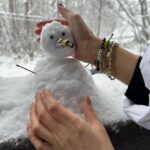 Maki Tamaru Instagram - 今日は 沢山雪が降ったので 恐竜🦕🦖兄弟が、⛷️レッスンに行ってる間に 帰ってきたら喜ぶかな〜♡と 玄関に 雪だるま⛄️をつくってみた。 雪だるまの鼻を どうしようかと、色々と考え 🍌のヘタで作ってみた^ - ^ その後 背中にホッカイロを貼りまくりながら 私も⛷️へ！♪ そして 恐竜🦖🦕達と一緒に帰宅 じゃじゃあ〜〜ん✨✨✨ しかし 帰ってきた頃には ⛄️ は 4枚目の写真、、、。 (￣▽￣;)。。。 恐竜🦕🦖達も ぽか〜ん。 (￣▽￣;) 長男🦕が、のっかった雪をはらって 雪だるまの顔を探してくれた笑。 その雪だるまをみて 次男が一言 「したかない」 いやいや 🦖君 したかないじゃなく しかたない だから。。。 音楽番組をみながら 年末らしい年末。🎤 ワインを開けた🍷瞬間 相方さんがやってきて 「あれ？もう酔っ払ってる？」 と聞くが、、、、いや 雪で☃️雪焼けして 顔が赤くなりましたとさ🤪 子供の頃から 遊ぶ時は全力で遊びます💪笑 若かりし頃、流行っている曲は 全てといっていいほど 知ってたはずなのに。。。。 そして、アーティストの曲の区別が つかない両親に 何で？？？なんだろ。 と真剣に不思議におもっていたが。 だんだんと その時の両親の立場になりつつある自分。。。 やばい(°▽°) 何はともあれ♪ やっぱり、やっぱり 年末のテレビ番組というものには　 情緒があります♡♡♡♡♡ #ミュージックステーション #年末特番 #🍷 #⛷️ #ヒット曲