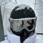 Maki Tamaru Instagram - 今日は 沢山雪が降ったので 恐竜🦕🦖兄弟が、⛷️レッスンに行ってる間に 帰ってきたら喜ぶかな〜♡と 玄関に 雪だるま⛄️をつくってみた。 雪だるまの鼻を どうしようかと、色々と考え 🍌のヘタで作ってみた^ - ^ その後 背中にホッカイロを貼りまくりながら 私も⛷️へ！♪ そして 恐竜🦖🦕達と一緒に帰宅 じゃじゃあ〜〜ん✨✨✨ しかし 帰ってきた頃には ⛄️ は 4枚目の写真、、、。 (￣▽￣;)。。。 恐竜🦕🦖達も ぽか〜ん。 (￣▽￣;) 長男🦕が、のっかった雪をはらって 雪だるまの顔を探してくれた笑。 その雪だるまをみて 次男が一言 「したかない」 いやいや 🦖君 したかないじゃなく しかたない だから。。。 音楽番組をみながら 年末らしい年末。🎤 ワインを開けた🍷瞬間 相方さんがやってきて 「あれ？もう酔っ払ってる？」 と聞くが、、、、いや 雪で☃️雪焼けして 顔が赤くなりましたとさ🤪 子供の頃から 遊ぶ時は全力で遊びます💪笑 若かりし頃、流行っている曲は 全てといっていいほど 知ってたはずなのに。。。。 そして、アーティストの曲の区別が つかない両親に 何で？？？なんだろ。 と真剣に不思議におもっていたが。 だんだんと その時の両親の立場になりつつある自分。。。 やばい(°▽°) 何はともあれ♪ やっぱり、やっぱり 年末のテレビ番組というものには　 情緒があります♡♡♡♡♡ #ミュージックステーション #年末特番 #🍷 #⛷️ #ヒット曲