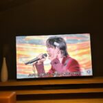 Maki Tamaru Instagram - 今日は 沢山雪が降ったので 恐竜🦕🦖兄弟が、⛷️レッスンに行ってる間に 帰ってきたら喜ぶかな〜♡と 玄関に 雪だるま⛄️をつくってみた。 雪だるまの鼻を どうしようかと、色々と考え 🍌のヘタで作ってみた^ - ^ その後 背中にホッカイロを貼りまくりながら 私も⛷️へ！♪ そして 恐竜🦖🦕達と一緒に帰宅 じゃじゃあ〜〜ん✨✨✨ しかし 帰ってきた頃には ⛄️ は 4枚目の写真、、、。 (￣▽￣;)。。。 恐竜🦕🦖達も ぽか〜ん。 (￣▽￣;) 長男🦕が、のっかった雪をはらって 雪だるまの顔を探してくれた笑。 その雪だるまをみて 次男が一言 「したかない」 いやいや 🦖君 したかないじゃなく しかたない だから。。。 音楽番組をみながら 年末らしい年末。🎤 ワインを開けた🍷瞬間 相方さんがやってきて 「あれ？もう酔っ払ってる？」 と聞くが、、、、いや 雪で☃️雪焼けして 顔が赤くなりましたとさ🤪 子供の頃から 遊ぶ時は全力で遊びます💪笑 若かりし頃、流行っている曲は 全てといっていいほど 知ってたはずなのに。。。。 そして、アーティストの曲の区別が つかない両親に 何で？？？なんだろ。 と真剣に不思議におもっていたが。 だんだんと その時の両親の立場になりつつある自分。。。 やばい(°▽°) 何はともあれ♪ やっぱり、やっぱり 年末のテレビ番組というものには　 情緒があります♡♡♡♡♡ #ミュージックステーション #年末特番 #🍷 #⛷️ #ヒット曲