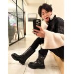 Maki Tamaru Instagram - 先日のイエロー💛タートルは ユニクロさんのUNIQLO：Cアイテム！ 綺麗なイエローには目がない私。 イエローって、なんか元気になる。 アウター　@maxmara パンツ　@galerievie_jp ブーツ　@pellico_japan 3枚目は防寒スタイル💪 ダウンジャケット　@moorer_official ニット　@therow ストール　@johnsmedleyknitwear 昨日は長男🦕と 朝時間をゆっくり過ごし その後ドタバタとパッキングスタート。 おやすみの日も、学校に行く時間と同じ時間に起き 朝ごはんをする長男 （これはこれで、もう少しゆっくり寝てくれと🙏 切に願うのですが、、、、） 次男🦖は起こすまで13時間でも 永遠にぶっとうしで 寝続ける(￣(工)￣) はよおきなさい。。。😩 先日アップした 8枚目の写真の ジャケットは @sacaiofficial のアイテムです。 久しぶりに 真っ白な世界にやってきました 雪景色は 私にとって 心と脳のデトックスになる 🥺♡ 張り切って、新しく買った⛷️ウェアを着てきたら ジッパー全てに ビニールがはったままだった😂