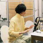 Maki Tamaru Instagram - 今日は @ade_tamarumaki 定例ミーティング ねぎさん めっちゃボールペン🖊️ 　まわすやん笑笑😹😂🤣 皆様に、喜んでいただける様な そんなアイテムを、作りたい。 それぞれのポジションで みんなで真剣に悩んで、もがいて、ポジティブに、苦しみ 努力を重ねながら前に進む。💪 ブランドを立ち上げてから 約8ヶ月。 いつの日か 「随分、慣れてきて 落ち着いてきました〜。 マイペースにがんばれてますー」 なんて 言える日が、来るのだろうか？😹。 今はまだ、全く想像できない😂。 ただ今は みんなで 一生懸命、がんばってるこの全ての時間があたたかく 尊い。🙏 今日は冬休みが始まっている 長男も連れてミーティングに参加。 ママがお仕事頑張ってるのを見るのも 彼にとって良い機会かな〜？、、、 社会見学になればいいなー。 なんて思い （私の勝手な願いも込めてながら）連れてきても 彼には ミーティングの最初から、最後まで　 iPadの画面しか目に入っていない(　ﾟдﾟ)。 無念