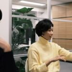 Maki Tamaru Instagram - 今日は @ade_tamarumaki 定例ミーティング ねぎさん めっちゃボールペン🖊️ 　まわすやん笑笑😹😂🤣 皆様に、喜んでいただける様な そんなアイテムを、作りたい。 それぞれのポジションで みんなで真剣に悩んで、もがいて、ポジティブに、苦しみ 努力を重ねながら前に進む。💪 ブランドを立ち上げてから 約8ヶ月。 いつの日か 「随分、慣れてきて 落ち着いてきました〜。 マイペースにがんばれてますー」 なんて 言える日が、来るのだろうか？😹。 今はまだ、全く想像できない😂。 ただ今は みんなで 一生懸命、がんばってるこの全ての時間があたたかく 尊い。🙏 今日は冬休みが始まっている 長男も連れてミーティングに参加。 ママがお仕事頑張ってるのを見るのも 彼にとって良い機会かな〜？、、、 社会見学になればいいなー。 なんて思い （私の勝手な願いも込めてながら）連れてきても 彼には ミーティングの最初から、最後まで　 iPadの画面しか目に入っていない(　ﾟдﾟ)。 無念