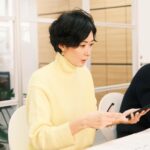 Maki Tamaru Instagram - 今日は @ade_tamarumaki 定例ミーティング ねぎさん めっちゃボールペン🖊️ 　まわすやん笑笑😹😂🤣 皆様に、喜んでいただける様な そんなアイテムを、作りたい。 それぞれのポジションで みんなで真剣に悩んで、もがいて、ポジティブに、苦しみ 努力を重ねながら前に進む。💪 ブランドを立ち上げてから 約8ヶ月。 いつの日か 「随分、慣れてきて 落ち着いてきました〜。 マイペースにがんばれてますー」 なんて 言える日が、来るのだろうか？😹。 今はまだ、全く想像できない😂。 ただ今は みんなで 一生懸命、がんばってるこの全ての時間があたたかく 尊い。🙏 今日は冬休みが始まっている 長男も連れてミーティングに参加。 ママがお仕事頑張ってるのを見るのも 彼にとって良い機会かな〜？、、、 社会見学になればいいなー。 なんて思い （私の勝手な願いも込めてながら）連れてきても 彼には ミーティングの最初から、最後まで　 iPadの画面しか目に入っていない(　ﾟдﾟ)。 無念